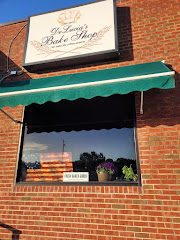 DeLucia's Bake Shop logo