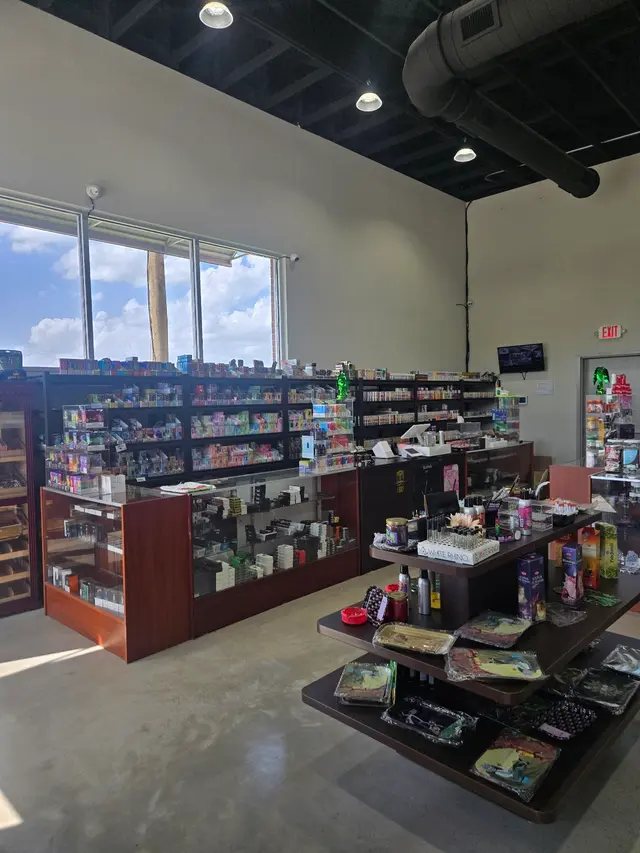 Venus smoke City - #cbd #vape #delta8 #disposablevape #kratom #opms #thco #delta8 #cigar — customer photo 7