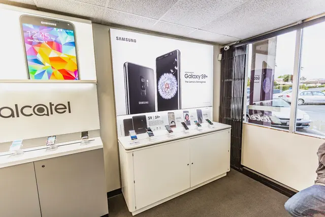 Cellphone Repair by Simple Mobile — photo from the business 2