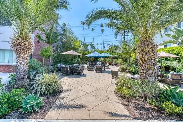 Hollywood Hills Senior Living — photo from the business 11