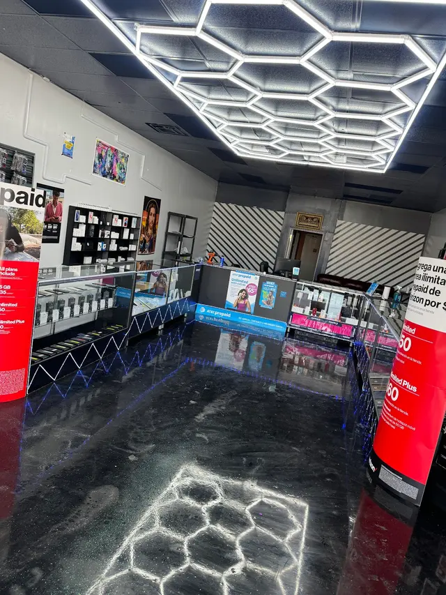 iCellPhones / Fix - Buy - Sell — photo from the business 2