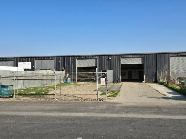 JR AUTO GLASS — photo from the business 12