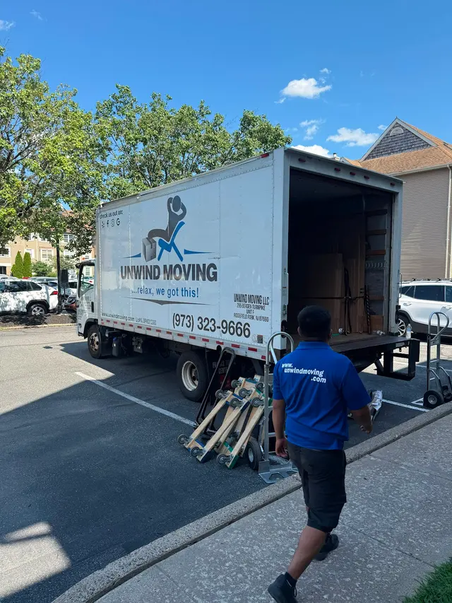 Unwind Moving — photo from the business 2