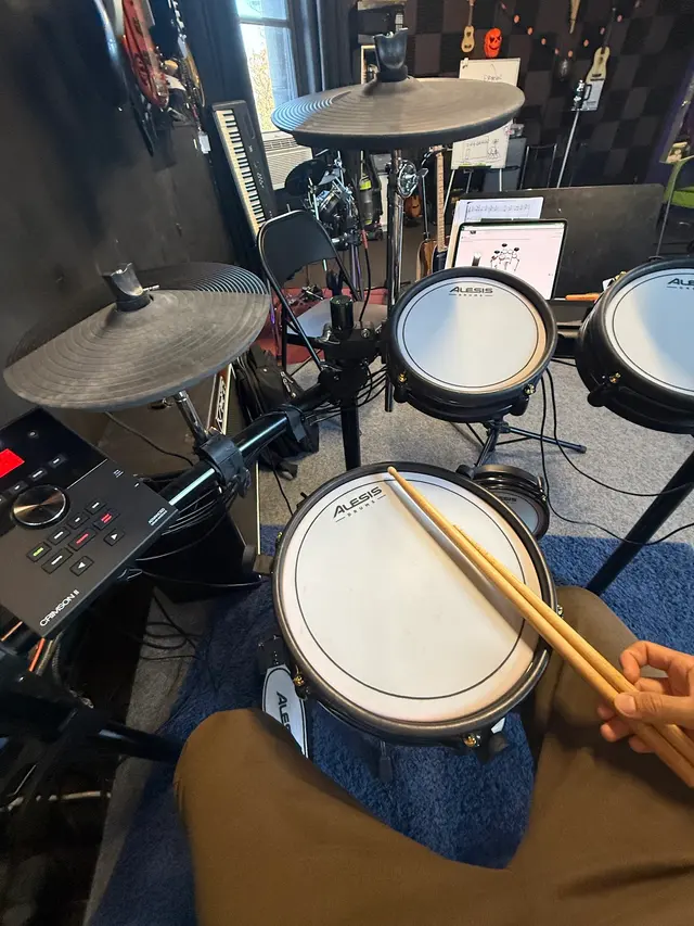 Customer photo of work by Rockstart Music School, from Plus Ecuador's review
