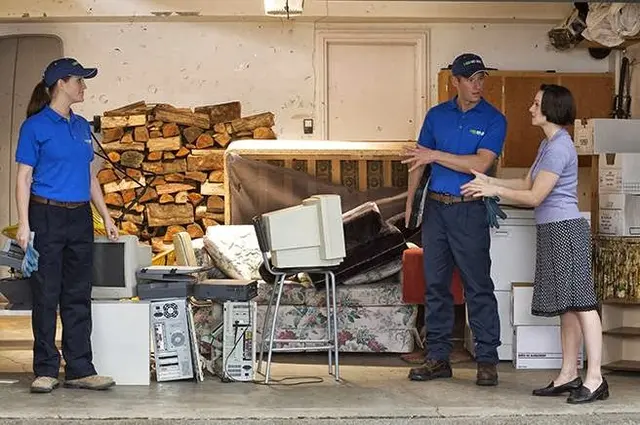 1-800-GOT-JUNK? Milwaukee — photo from the business 4