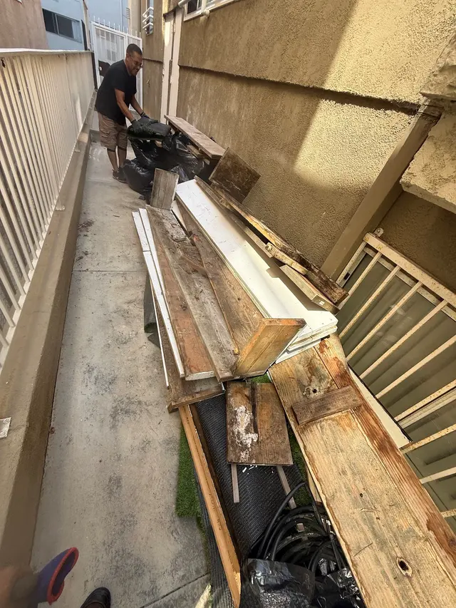 Roa Solution Junk Removal — photo from the business 2