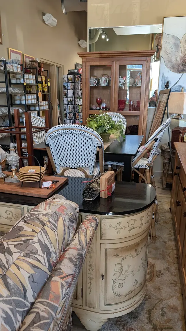 Interior Motives Resale & Consign, LLC — customer photo 12