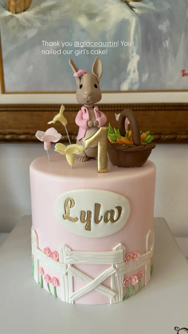 Customer photo of work by Glace Cakes, from Abigail Timberlake's review